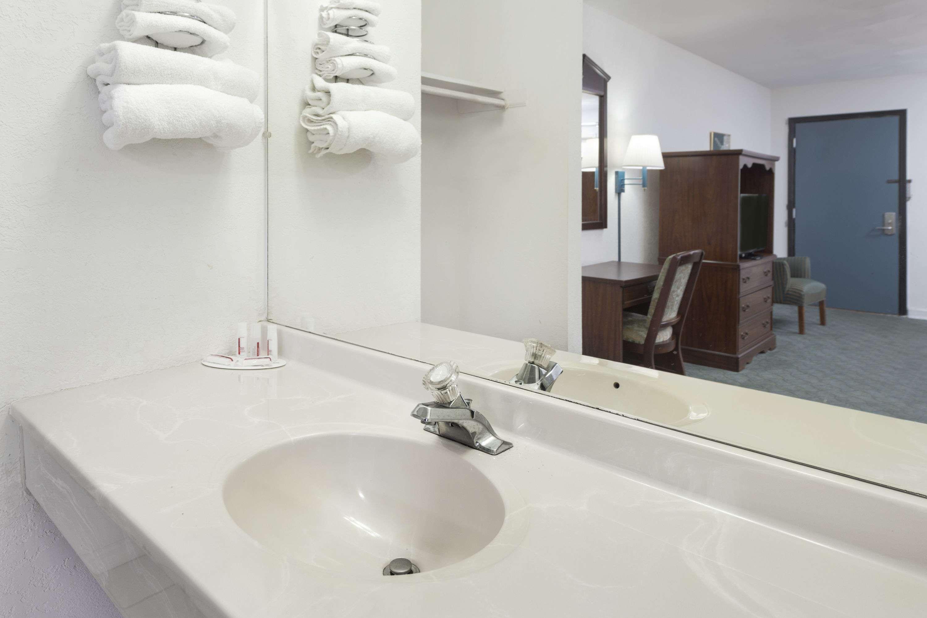 ซูเปอร์ 8 บาย วินด์แฮม เทย์เลอร์วิลล์ อิลลินอยส์ Hotel Taylorville ภายนอก รูปภาพ