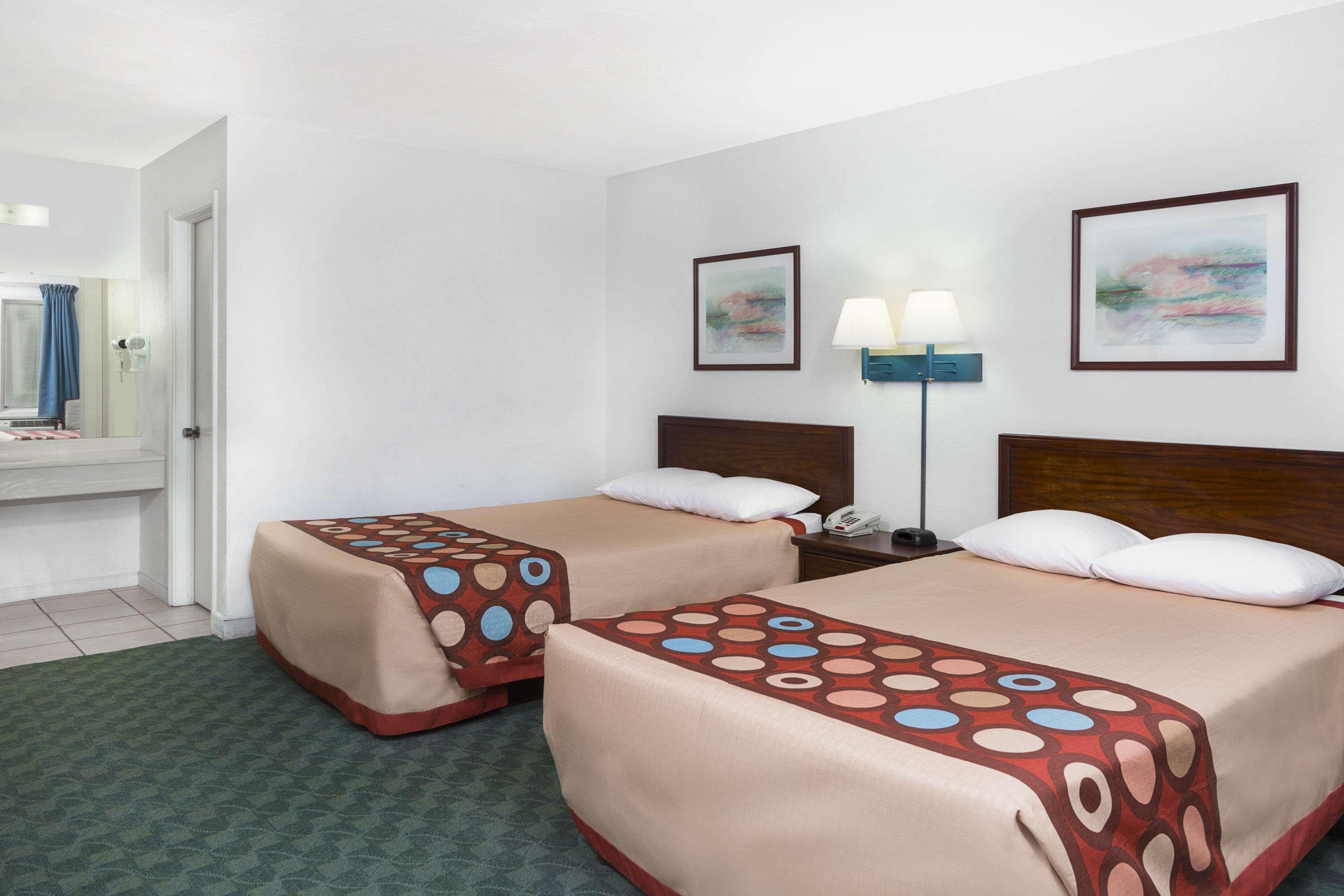 ซูเปอร์ 8 บาย วินด์แฮม เทย์เลอร์วิลล์ อิลลินอยส์ Hotel Taylorville ภายนอก รูปภาพ